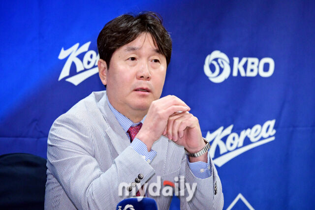 류지현 대표팀 감독이 11일 서울 중구 한국프레스센터에서 진행된 '2026 아이치·나고야 아시안게임 야구 국가대표팀 최종 명단 발표' 기자회견에서 생각에 잠겨 있다./중구=곽경훈 기자