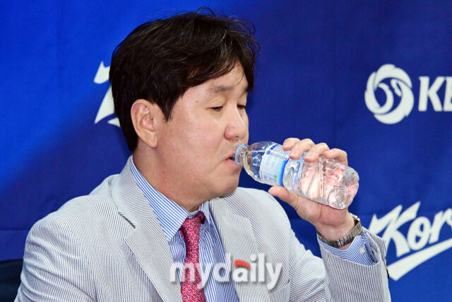 류지현 대표팀 감독이 11일 서울 중구 한국프레스센터에서 진행된 '2026 아이치·나고야 아시안게임 야구 국가대표팀 최종 명단 발표' 기자회견에서 물을 마시고 있다./마이데일리