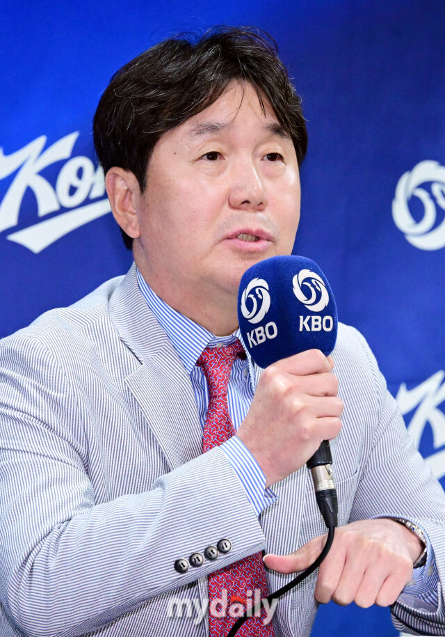 류지현 감독이 11일 서울 중구 한국프레스센터에서 진행된 '2026 아이치·나고야 아시안게임 야구 국가대표팀 최종 명단 발표' 기자회견에서 취재진의 질문에 답하고 있다./마이데일리
