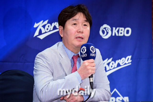 류지현 대표팀 감독이 11일 서울 중구 한국프레스센터에서 진행된 '2026 아이치·나고야 아시안게임 야구 국가대표팀 최종 명단 발표' 기자회견에서 취재진의 질문에 답하고 있다.