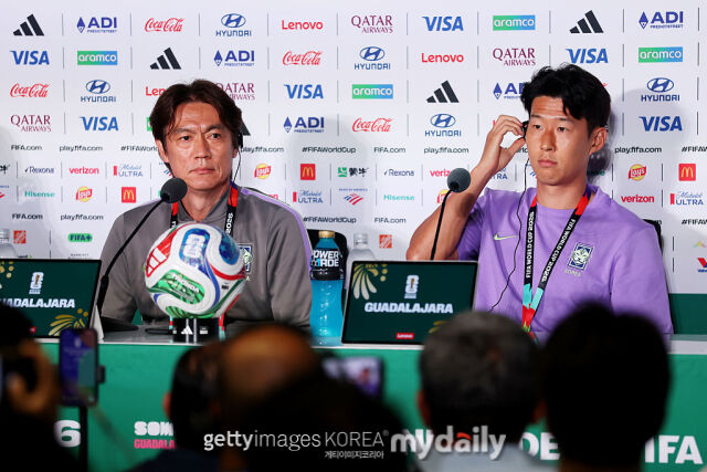 홍명보 대한민국 축구대표팀 감독과 주장 손흥민(오른쪽)이 11일 오전 5시 30분(이하 한국시각) 멕시코 할리스코주 과달라하라 스타디움에서 2026 북중미 월드컵 체코와의 1차전 공식 기자회견에 참석했다./게티이미지코리아