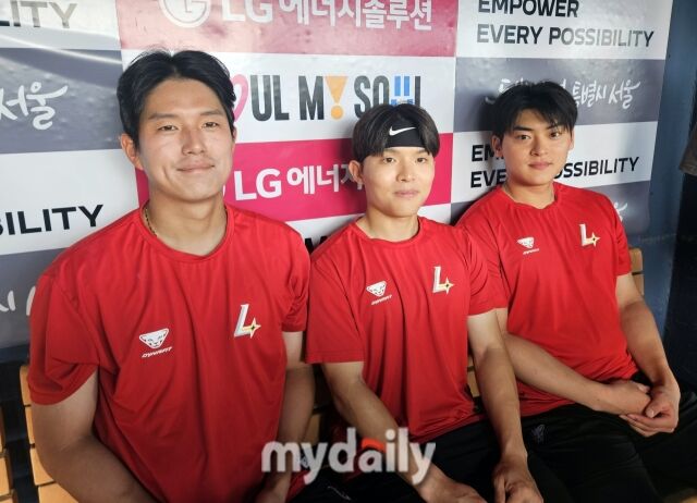 2026 아이치·나고야 아시안게임 대표팀에 뽑힌 조형우, 정준재, 조병현(왼쪽부터)이 인터뷰에 앞서 포즈를 취하고 있다./잠실=심혜진 기자