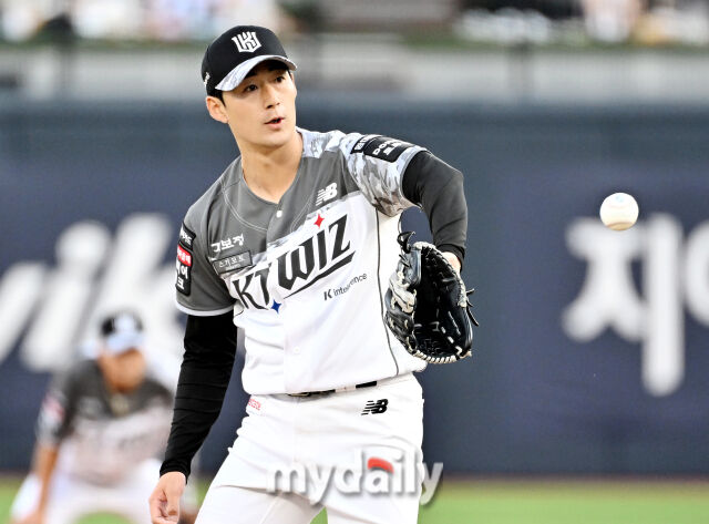 11일 오후 경기도 수원시 수원KT위즈파크에서 진행된 '2026 프로야구 KBO리그' KT위즈와 삼성라이온즈와의 경기. KT 스기모토가 선발등판 하고 있다./송일섭 기자