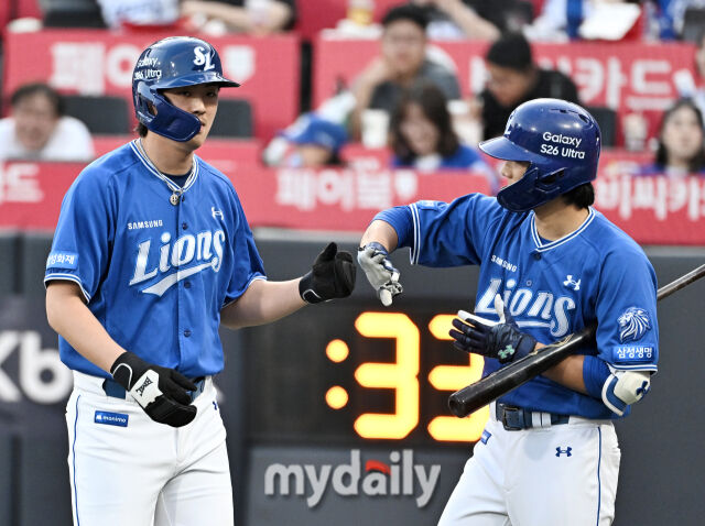 11일 오후 경기도 수원시 수원KT위즈파크에서 진행된 '2026 프로야구 KBO리그' KT위즈와 삼성라이온즈와의 경기. 삼성 구자욱이 3회초 1사 3루서 디아즈의 내야 땅볼때 홈을 밟은 뒤 환호하고 있다./송일섭 기자