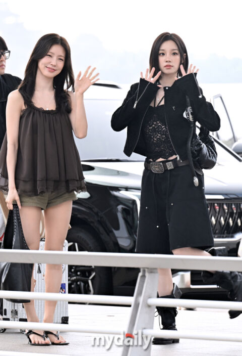 [MD포토] 아이들 미연&middot;우기 '팬 서비스 확실하게'
