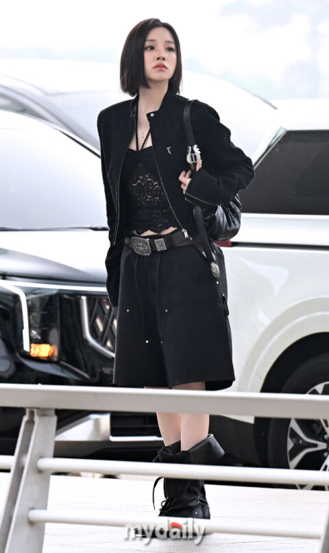 [MD포토] 아읻들 우기 '멋진 블랙 패션'