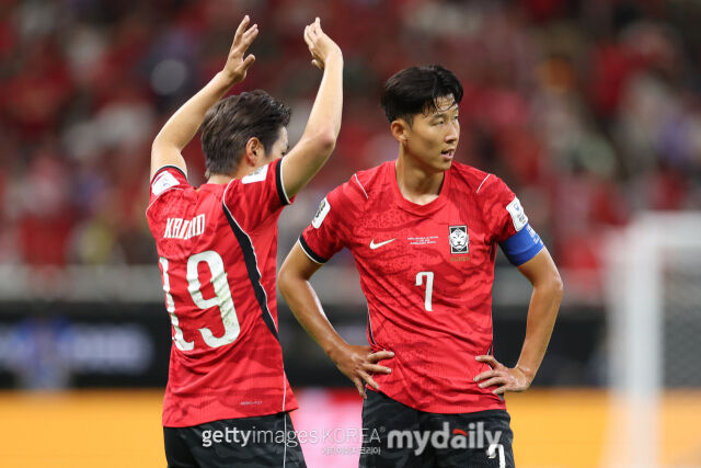 이강인(왼쪽)과 손흥민이 12일 오전 11시(한국시각) 멕시코 사포판의 과달라하라 스타디움에서 열린 2026 국제축구연맹(FIFA) 북중미 월드컵 조별리그 A조 1라운드 체코와의 맞대결에서 프리킥을 준비하고 있다. /게티이미지코리아
