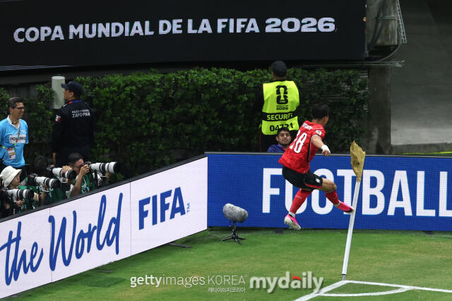오현규가 12일 과달라하라 스타디움에서 열린 체코와의 2026 국제축구연맹(FIFA) 북중미 월드컵 체코와의 A조 조별리그 1차전 경기에서 교체 출전해 결승골을 넣었다. 경기 후 오현규의 부모님이 운영하는 음식점의 휴무 공지가 관심을 끌고 있다./ 게티이미지코리아