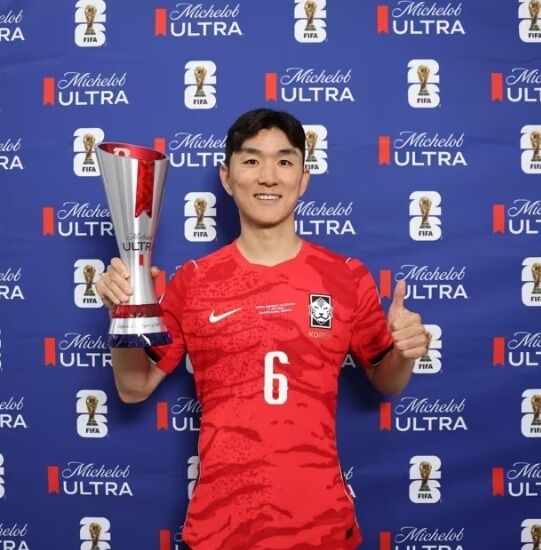 황인범이 12일 오전 11시(한국시각) 멕시코 사포판의 과달라하라 스타디움에서 열린 2026 국제축구연맹(FIFA) 북중미 월드컵 조별리그 A조 1라운드 체코와의 맞대결에서 2-1로 승리한 후 MOM에 선정됐다./FIFA 제공