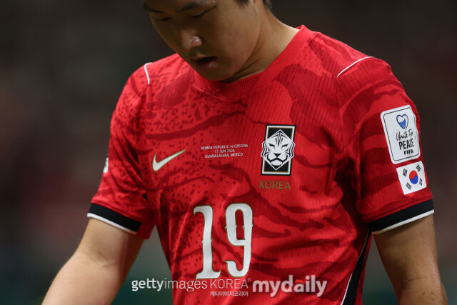 이강인이 12일(한국시각) 멕시코 사포판의 과달라하라 스타디움에서 펼쳐진 2026 국제축구연맹(FIFA) 북중미 월드컵 조별리그 A조 1라운드 체코와의 경기에서 땅을 보고 있다. /게티이미지코리아