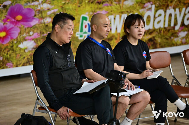 IBK기업은행의 마나베 마사요시 감독과 가메야마 히로시 코치가 12일 단양문화체육센터에서 열린 2026 한국실업배구연맹&프로배구 퓨처스 챔프전 단양대회 IBK기업은행-포항시체육회 경기를 지켜보고 있다./KOVO 제공