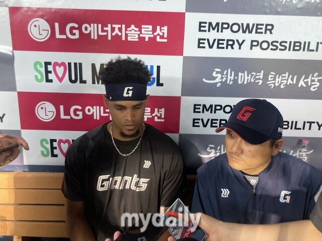 롯데 자이언츠 투수 엘벤 로드리게스가 12일 열린 LG 트윈스와 원정 경기에 선발 등판해 6이닝 1실점으로 호투하며 승리투수가 됐다. 경기 후 현장 취재진과 인터뷰하고 있는 로드리게스와 통역을 맡고 있는 김준래 통역./류한준 기자