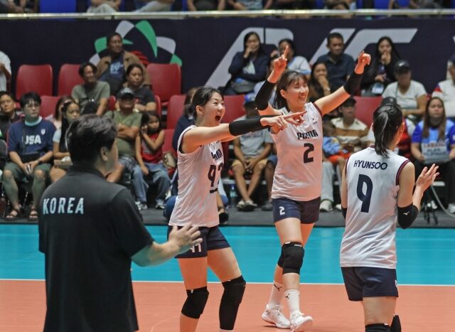 한국 여자배구 대표팀이 12일 필리핀 캔돈시티 아레나에서 열린 2026 아시아배구연맹(AVC)컵 조별리그 5전 전승으로 4강에 올랐다. 9일 필리핀전에서 환호하고 있는 캡틴 강소휘./AVC 제공