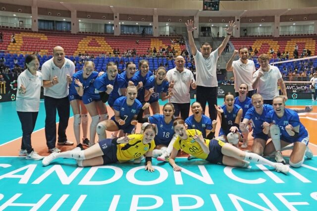 카자흐스탄 여자배구 대표팀이 12일 필리핀 캔돈시티 아레나에서 열린 2026 아시아배구연맹(AVC)컵 조별리그 최종전에서 필리핀을 꺾고 '승리 인증샷'을 촬영 중이다./AVC 제공