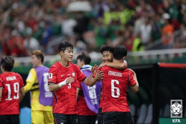 대한민국 축구대표팀이 12일 과달라하라 스타디움에서 열린 2026 국제축구연맹(FIFA) 북중미 월드컵 체코와의 A조 조별리그 1차전에서 2-1로 승리했다. 황인범의 동점골 당시 기뻐하는 대표팀 선수들./대한축구협회