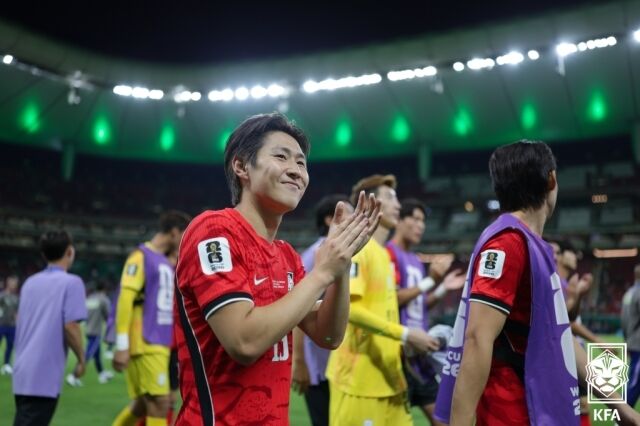 대한민국 축구대표팀이 12일 과달라하라 스타디움에서 열린 2026 국제축구연맹(FIFA) 북중미 월드컵 체코와의 A조 조별리그 1차전에서 2-1로 승리했다. 경기 종료 후 관중들에게 인사하고 있는 이강인(왼쪽)./대한축구협회