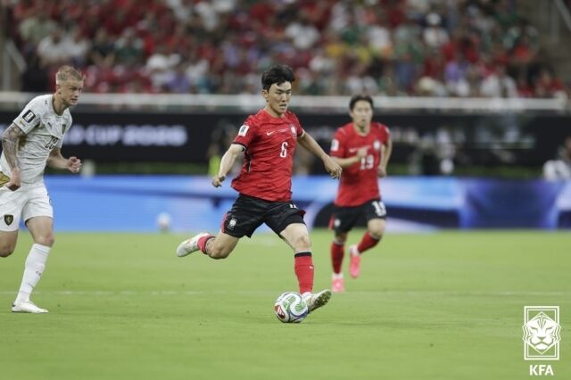대한민국 축구대표팀이 12일 과달라하라 스타디움에서 열린 2026 국제축구연맹(FIFA) 북중미 월드컵 체코와의 A조 조별리그 1차전에서 2-1로 승리했다. 드리블을 하고 있는 황인범(6번)./대한축구협회 제공