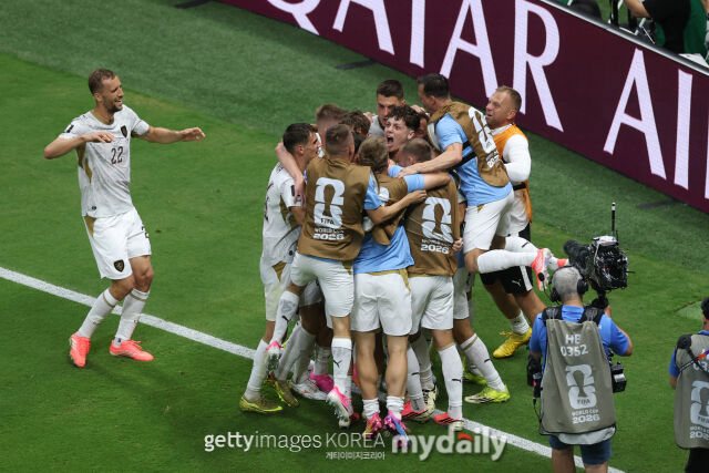 체코 축구대표팀이 12일 과달라하라 스타디움에서 열린 대한민국과의 '2026 국제축구연맹(FIFA) 북중미 월드컵' A조 조별리그 1차전 경기에서 1-2로 패배했다. 크레이치의 선제골 이후 기뻐하고 있는 체코 축구대표팀 선수단./게티이미지코리아