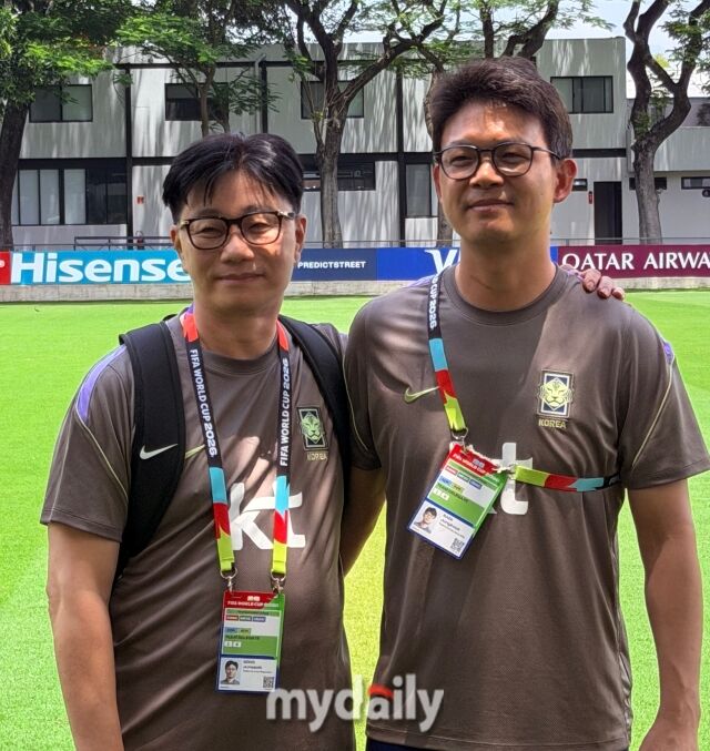 대한민국 축구대표팀의 송준섭 주치의(왼쪽)와 백정국 팀장이 12일 오전 11시(현지시각) 멕시코 과달라하라 인근 사포판의 치바스 베르데 바예에서 대표팀의 회복 훈련을 진행한 후 오현규를 비롯한 선수단의 몸상태에 대해 설명을 했다./사포판(멕시코)=최병진 기자