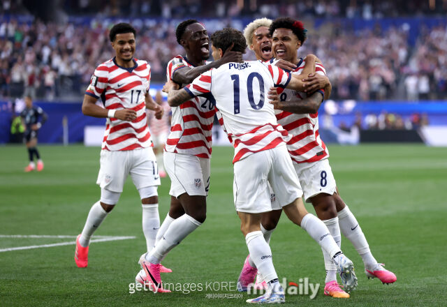 13일 로스앤젤레스 스타디움에서 열린 미국과 파라과이의 2026 국제축구연맹(FIFA) 북중미 월드컵 D조 조별리그 1차전 경기. 선제골을 넣은 후 기뻐하고 있는 미국 축구대표팀 선수단./게티이미지코리아