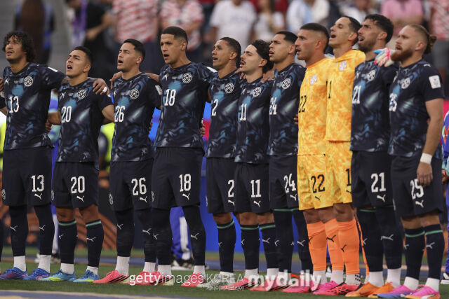 13일 로스앤젤레스 스타디움에서 열린 미국과 파라과이의 2026 국제축구연맹(FIFA) 북중미 월드컵 D조 조별리그 1차전 경기. 파라과이 대표팀 선수들이 국가 제창을 하고 있다./게티이미지코리아