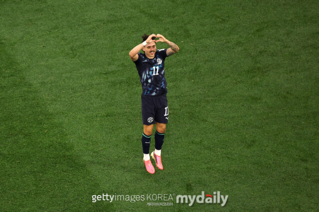 13일 로스앤젤레스 스타디움에서 열린 미국과 파라과이의 2026 국제축구연맹(FIFA) 북중미 월드컵 D조 조별리그 1차전 경기. 마우리시우가 만회골을 넣은 후 세레머니를 하고 있다./게티이미지코리아