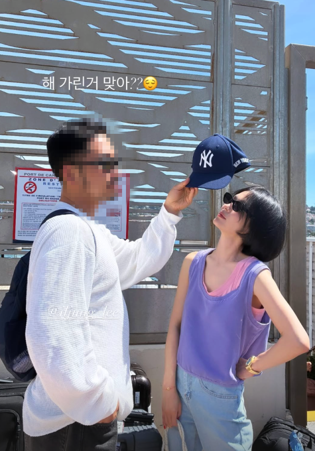 송혜교가 프랑스에서의 근황을 공개하며 절친과의 유쾌한 일상을 전했다. / 송혜교 SNS