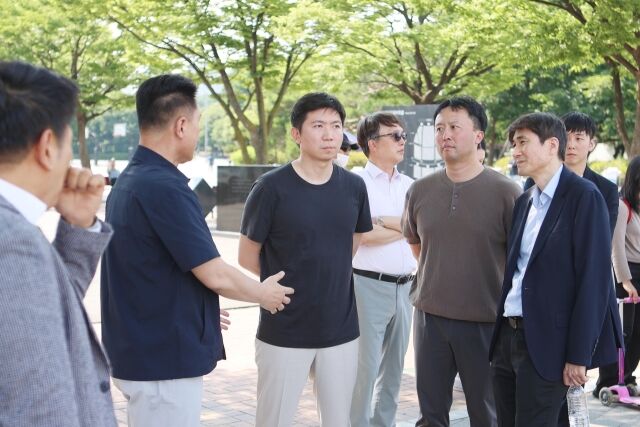 현장 점검에 나선 유승민 회장(왼쪽에서 세 번째). /대한체육회 제공