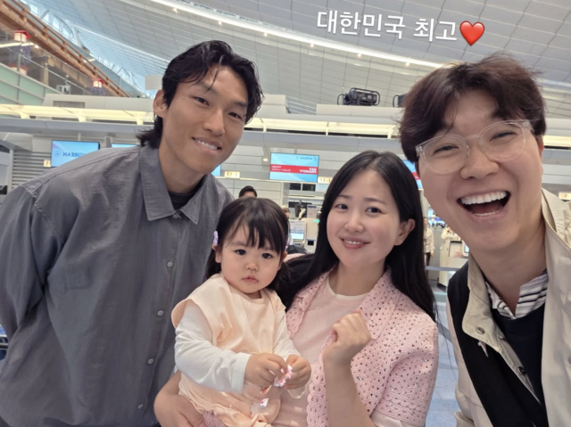 박수홍이 아내 김다예, 딸 재이 양과 함께 축구 국가대표 골키퍼 김승규를 응원하며 훈훈한 만남을 공개했다. / 박수홍 SNS