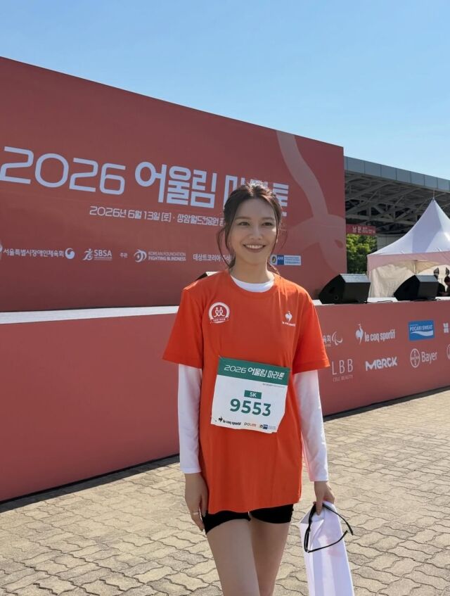 최수영이 정경호와의 결별 소식 이후 처음으로 공식 행사에 참석하며 밝은 근황을 전했다. / 최수영 SNS
