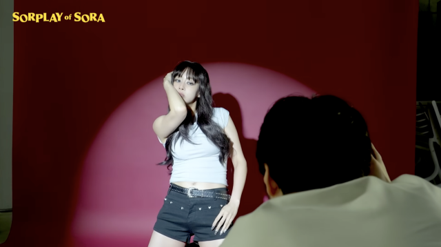 강소라가 에스파 카리나 스타일 메이크업에 도전하며 색다른 매력을 발산했다. / 유튜브 채널 '소라의 솔플레이'