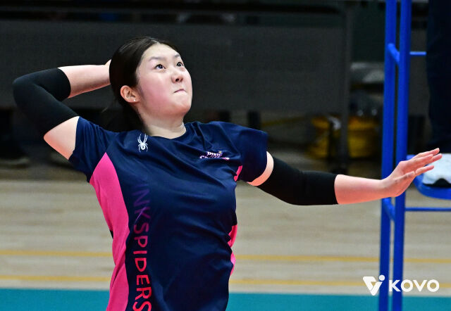 흥국생명 이신영이 13일 단양문화체육센터에서 열린 2026 한국실업배구연맹&프로배구 퓨처스 단양대회 조별리그 A조 수원특레시청전에서 공격을 펼치고 있다./KOVO 제공