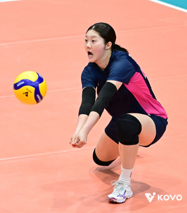 13일 단양문화체육센터에서 열린 수원특례시청전에서 수비에 집중하고 있는 이신영./KOVO 제공