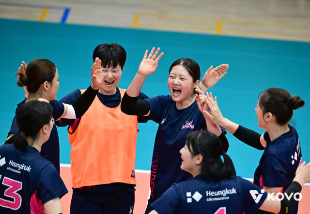 흥국생명이 13일 단양문화체육센터에서 열린 수원특례시청과의 맞대결에서 득점 이후 함께 환호하고 있다./KOVO 제공