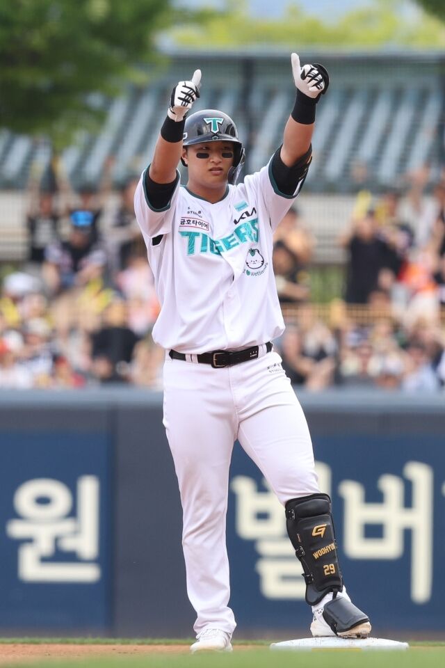 KIA 타이거즈 변우혁이 13일 광주 KIA챔피언스필드에서 열린 두산 베어스전서 2루타를 치고 환호하고 있다./KIA 타이거즈 제공