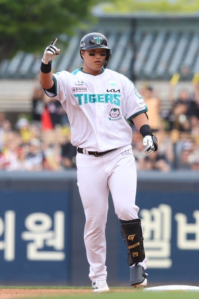 KIA 타이거즈 변우혁이 13일 광주 KIA챔피언스필드에서 열린 두산 베어스전서 2루타를 치고 환호하고 있다./KIA 타이거즈 제공