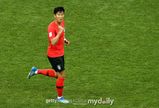 손흥민이 2018 러시아 월드컵 조별리그 2차전 멕시코와 경기에서 만회골을 터뜨리고 주먹을 불끈 쥐고 있다. /게티이미지코리아