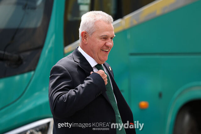 멕시코의 하비에르 아기레 감독이 지난 11일 남아프리카공화국과의 2026 북중미 월드컵 A조 1차전을 치르기 위해 멕시코시티 스타디움에 들어서고 있다./게티이미지코리아