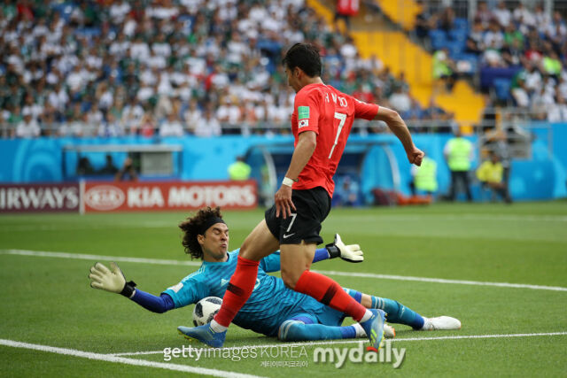 지난 2018년 러시아 월드컵에서 대한민국 축구대표팀 손흥민의 슈팅이 길레르모 오초아(멕시코)에게 막히고 있다./게티이미지코리아
