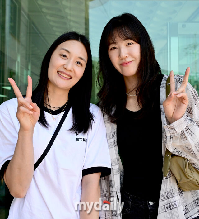 13일 단양에서 열린 2026 한국실업배구연맹&프로배구 퓨처스 챔프전 단양대회 흥국생명-수원특례시청 경기에서 후배들 응원에 나선 표승주와 정호영./단양=유진형 기자