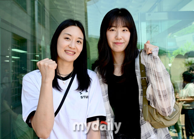 2026년 나란히 흥국생명의 '뉴페이스'가 된 표승주와 정호영. 13일 단양에서 열린 2026 한국실업배구연맹&프로배구 퓨처스 챔프전 단양대회 흥국생명-수원특례시청 경기가 끝난 뒤 파이팅을 외치고 있다./단양=유진형 기자