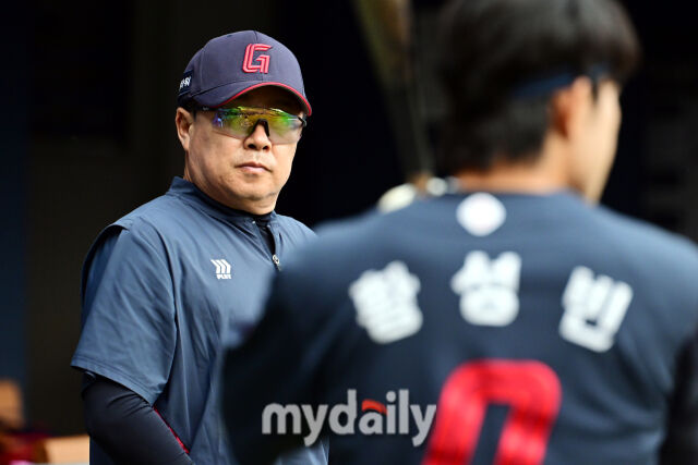 14일 오후 서울 잠실야구장에서 진행된 '2026 신한 SOL KBO 리그' 롯데 자이언츠 - LG 트윈스 경기. 경기 전 롯데 김태형 감독이 황승빈을 바라보고 있다./곽경훈 기자