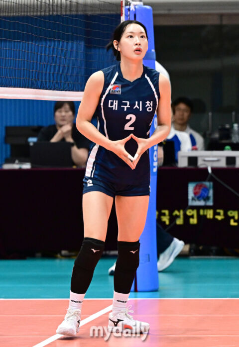 이진 '청하 닮은 미녀 세터', 웜업존에서도 돋보이는 미모 [MD영상]