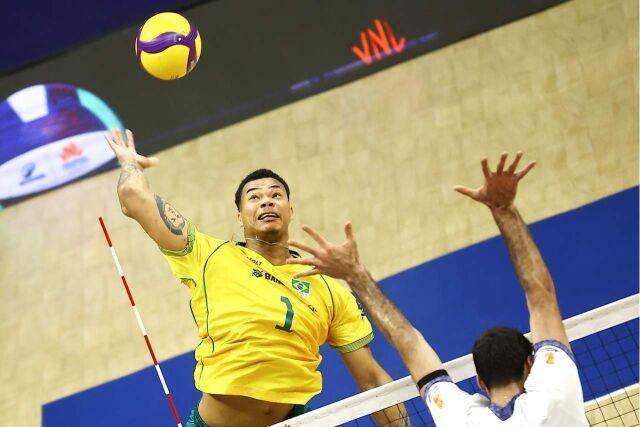 브라질남자배구대표팀 소속 달란 소우자가 2026 VNL 이란전에서 스파이크를 시도하고 있다./국제배구연맹(FIVB) 제공