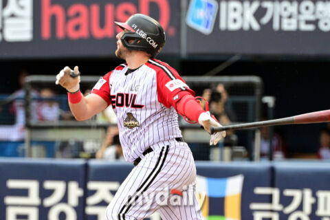 [MD포토] 안타로 동점 찬스 만드는 오스틴