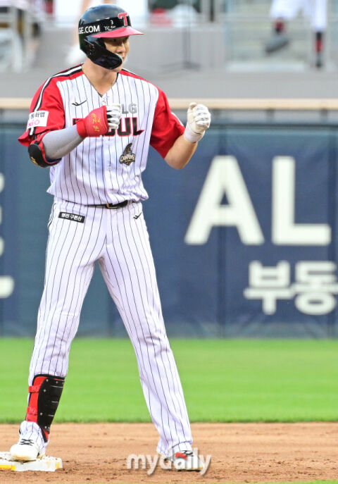 [MD포토] 역전 2루타 홍창기 '연승 가자'