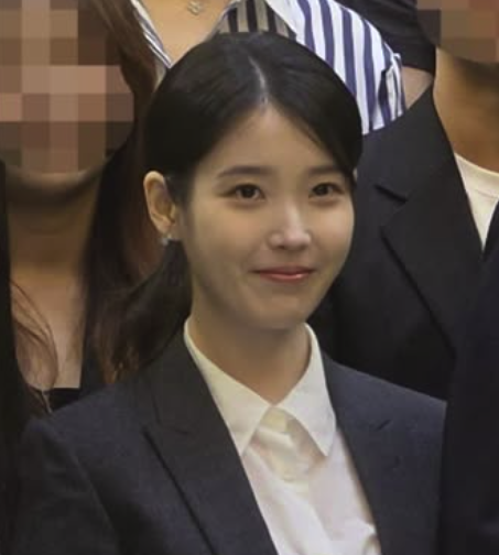 아이유, '21세기 대군부인' 사과 후 소식 뜸했는데...결혼식 축가까지 '의리유'