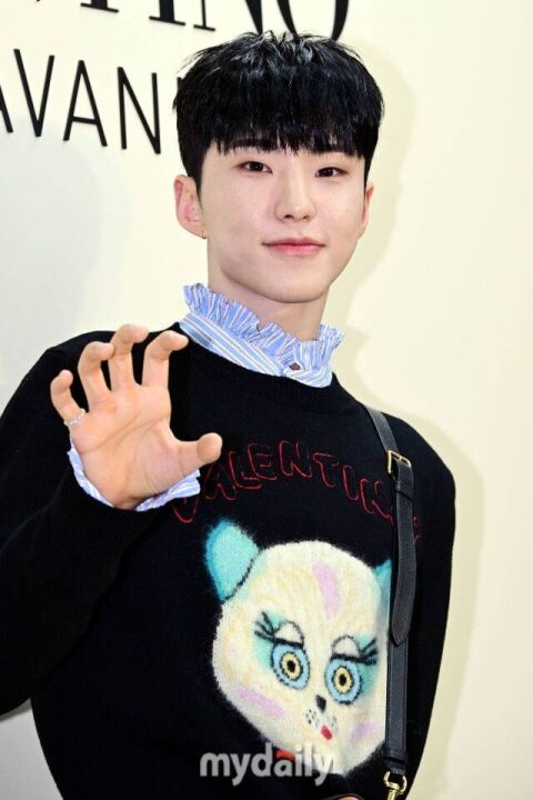 [공식] 세븐틴 호시, 1억 기부&rarr;잠비아에 교실 5개 완공&hellip;군 복무 중에도 선행
