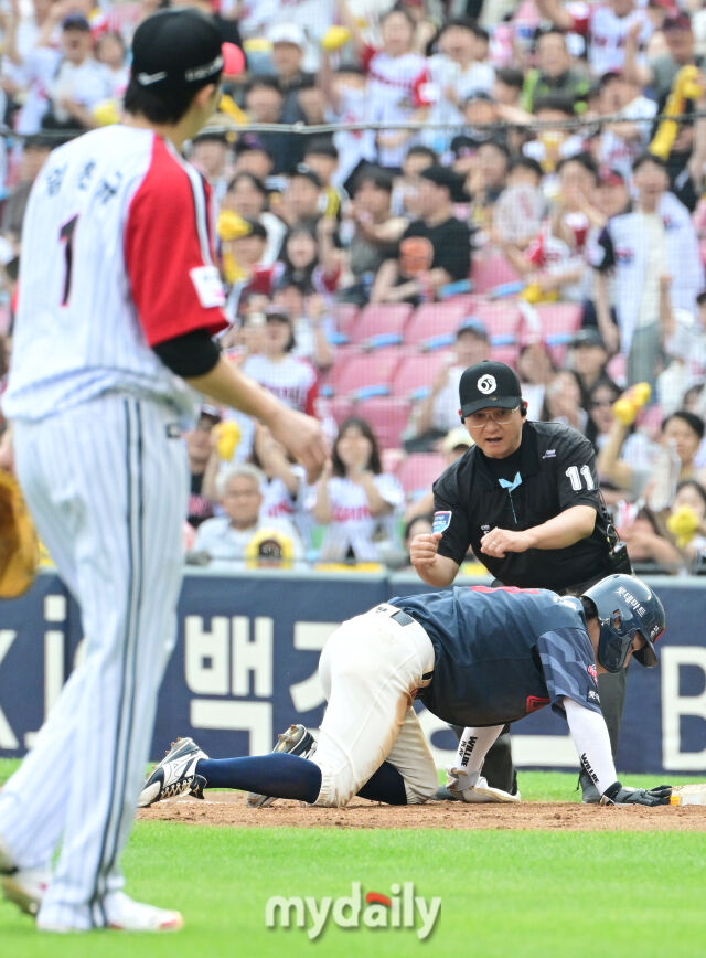 14일 오후 서울 잠실야구장에서 진행된 '2026 신한 SOL KBO 리그' 롯데 자이언츠 - LG 트윈스 경기. 롯데 황성빈이 5회초 2사 1루에서 박동원의 견제에 태그아웃 당하고 있다./곽경훈 기자
