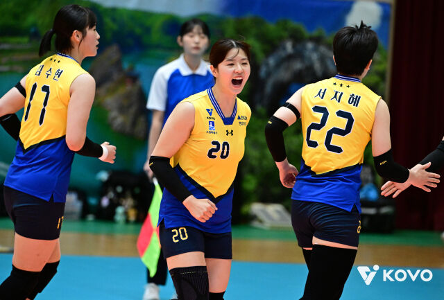 현대건설의 2007년생 아웃사이드 히터 이민영이 15일 단양국민체육센터에서 열린 2026 한국실업배구연맹&프로배구 퓨처스 챔프전 단양대회 IBK기업은행과 준결승전에서 미소를 짓고 있다./KOVO 제공